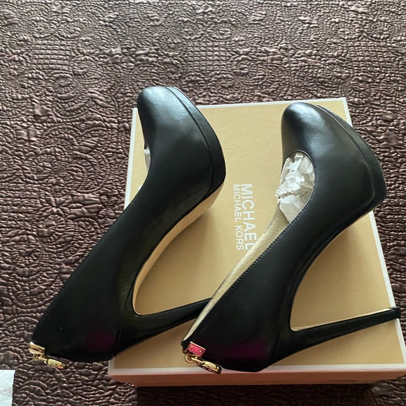 Michael Kors Hamilton Pumps. Like New! Size 8. - Picture 3 of 7